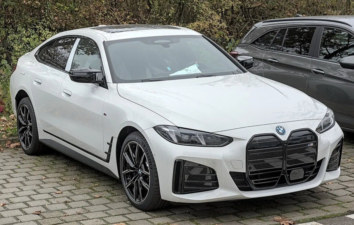 BMW i4 2027, vista 3/4 frontal