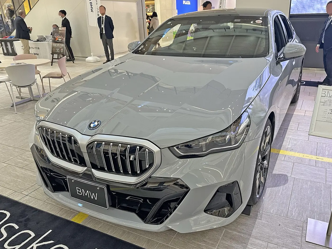 BMW i5 2027, vista 3/4 frontal