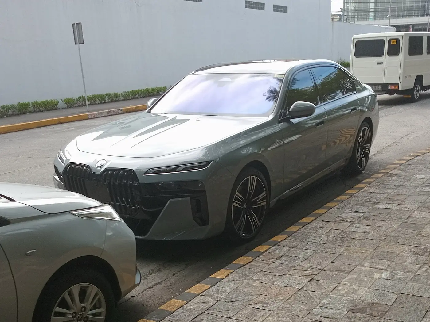 BMW i7 2026, vista 3/4 frontal, foto 1