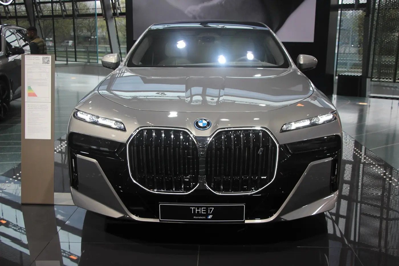 BMW i7 2026, vista 3/4 frontal, foto 2