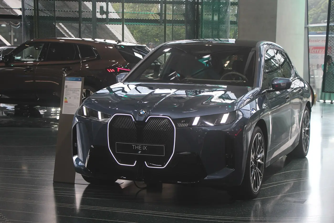 BMW iX 2027, vista 3/4 frontal