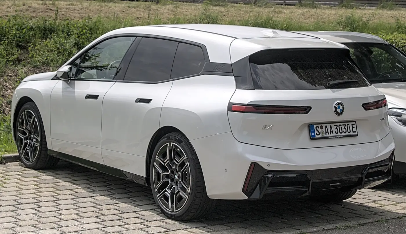 BMW iX 2027, vista 3/4 trasera