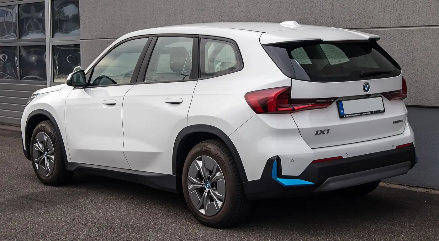 BMW iX1 2027, vista 3/4 trasera