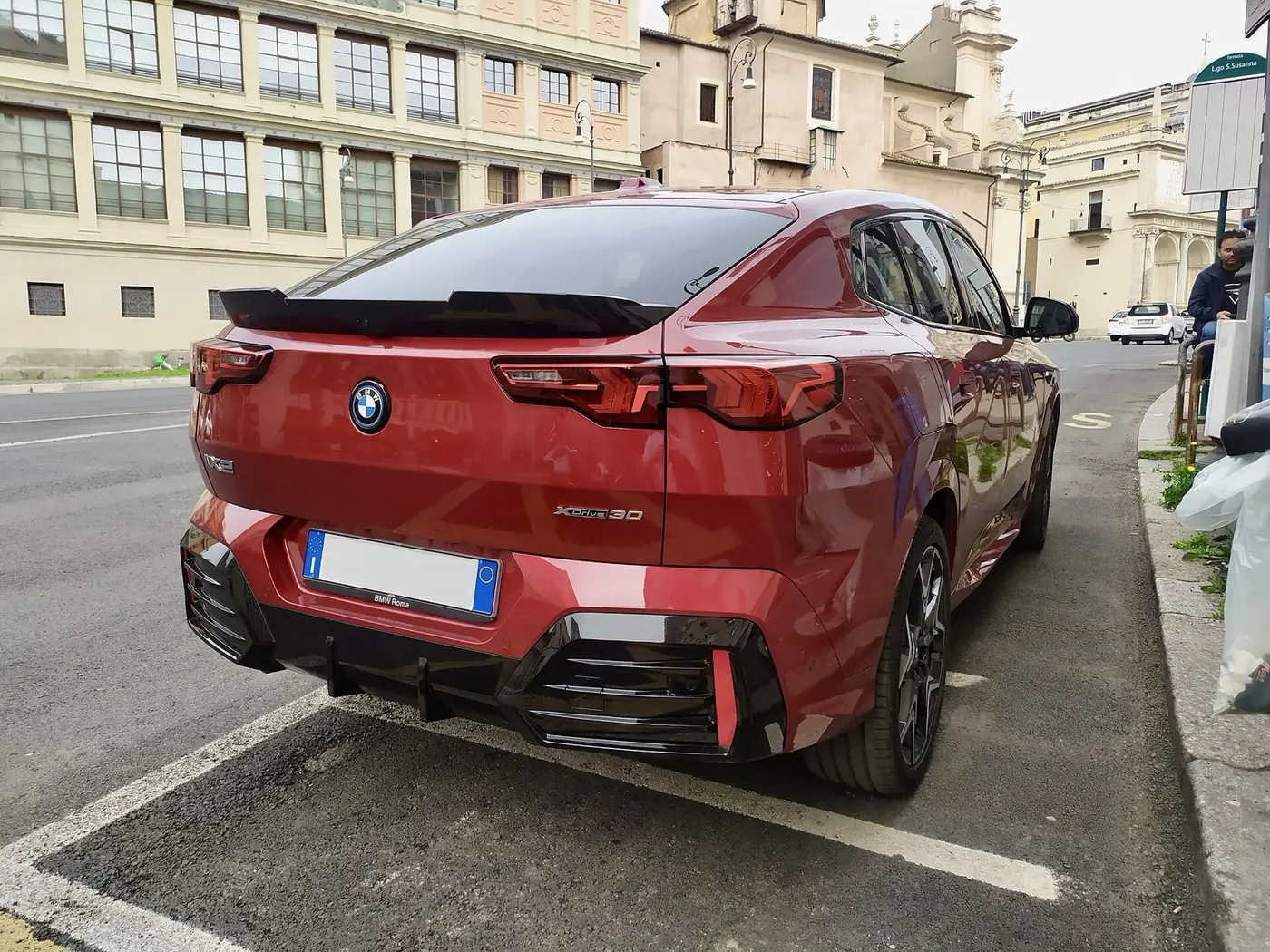 BMW iX2 2027, vista 3/4 trasera