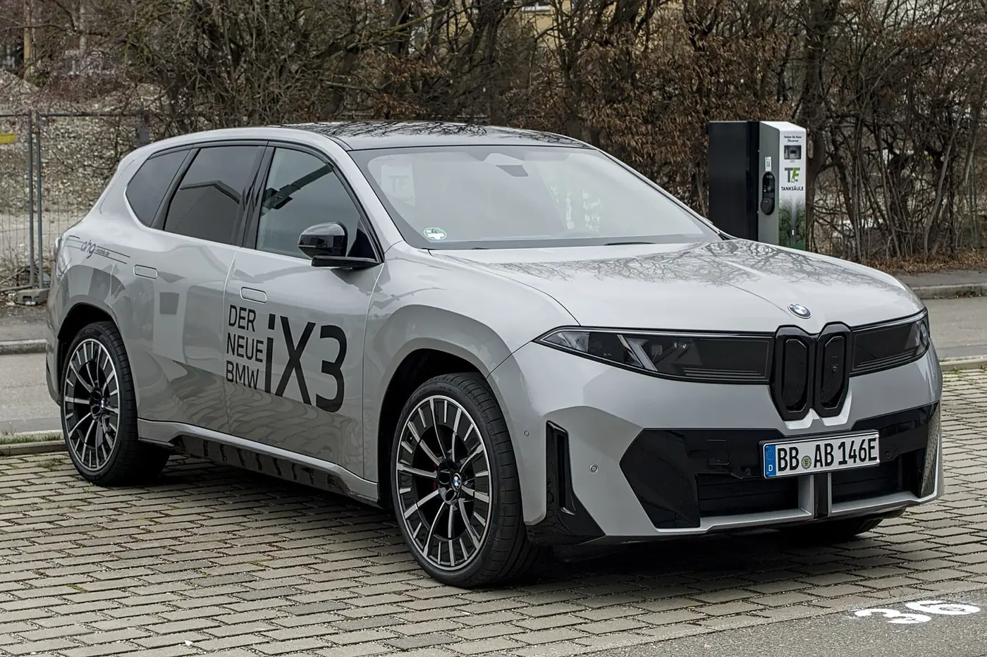 BMW iX3 2027, vista 3/4 frontal, foto 1