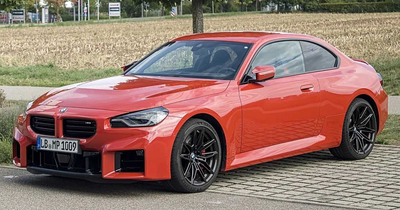BMW M2 2027, vista 3/4 frontal