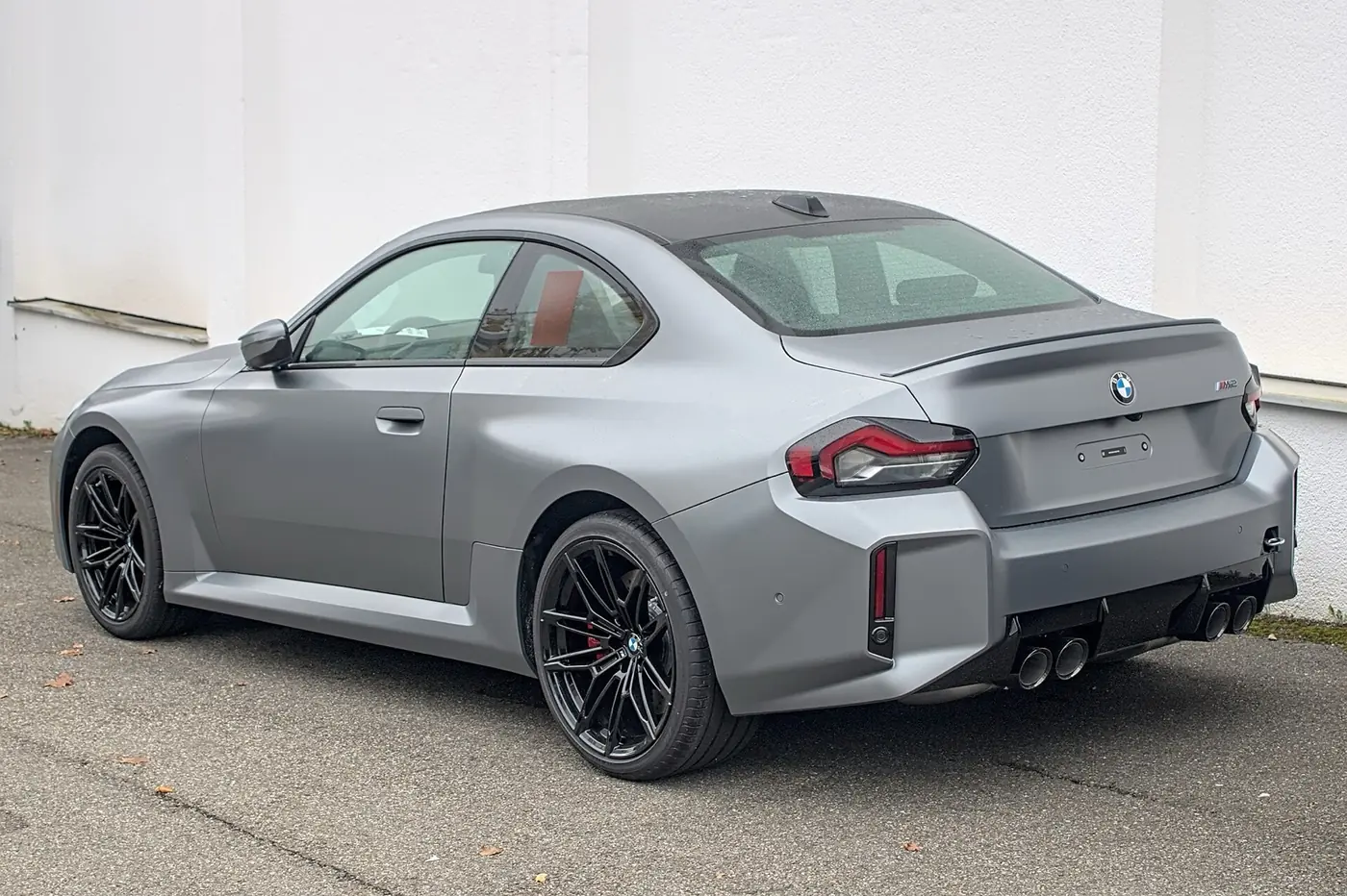 BMW M2 2027, vista 3/4 trasera