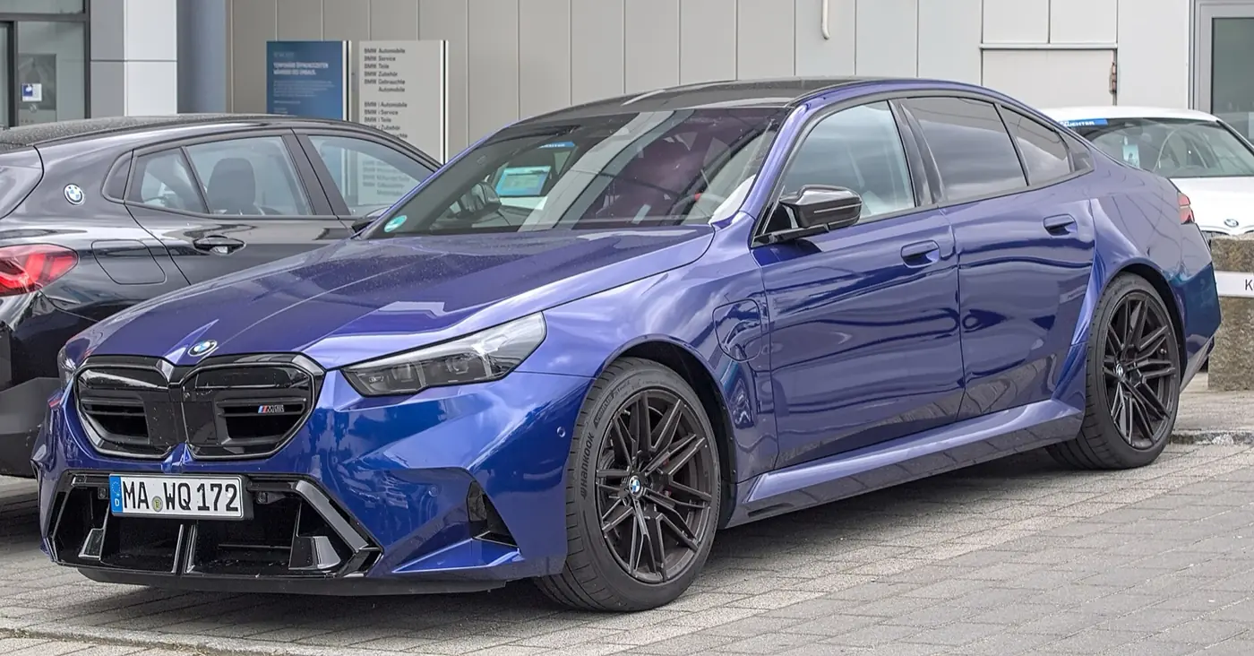 BMW M5 2027, vista 3/4 frontal