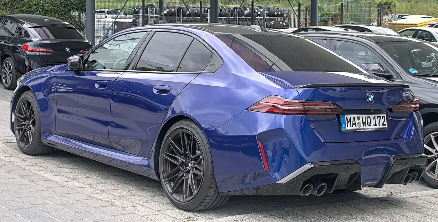BMW M5 2027, vista 3/4 trasera