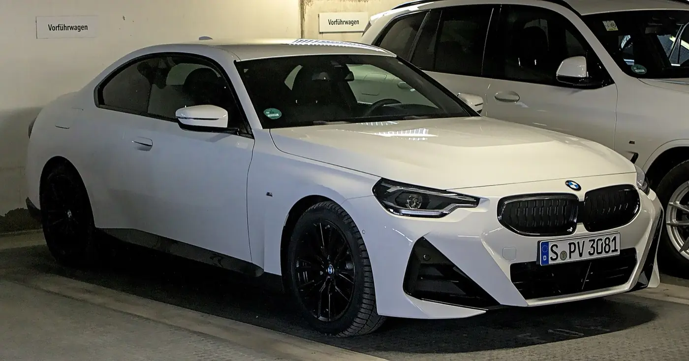 BMW Serie 2 Coupé 2027, vista 3/4 frontal, foto 2