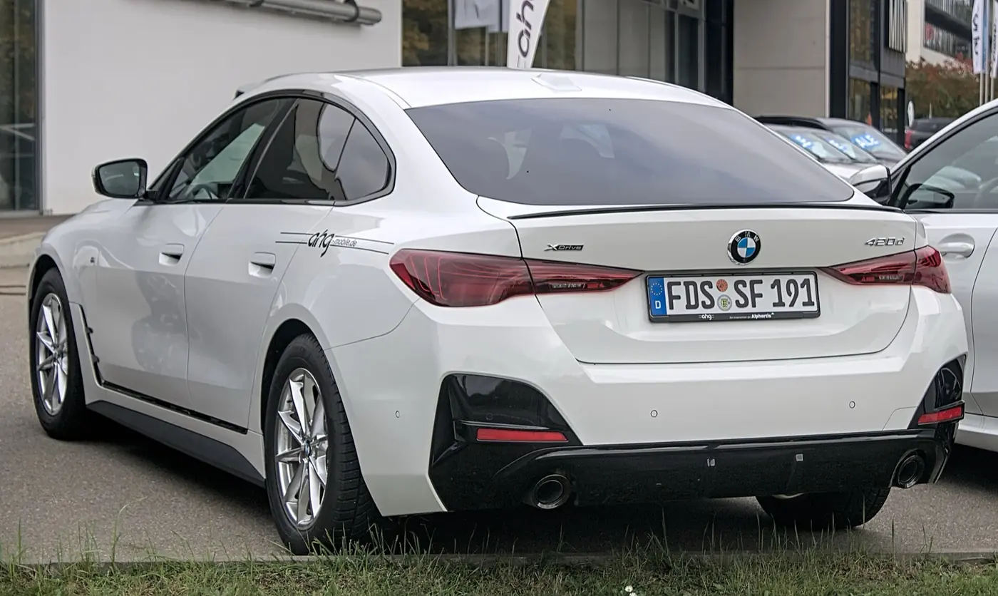 BMW Serie 4 Gran Coupé 2027, vista 3/4 trasera