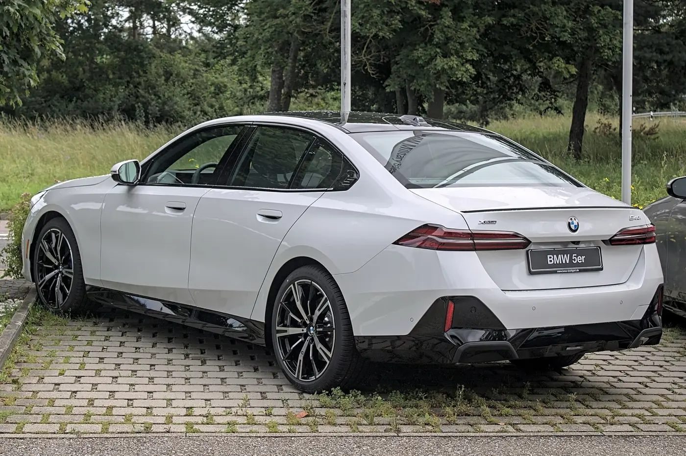 BMW Serie 5 2027, vista 3/4 trasera