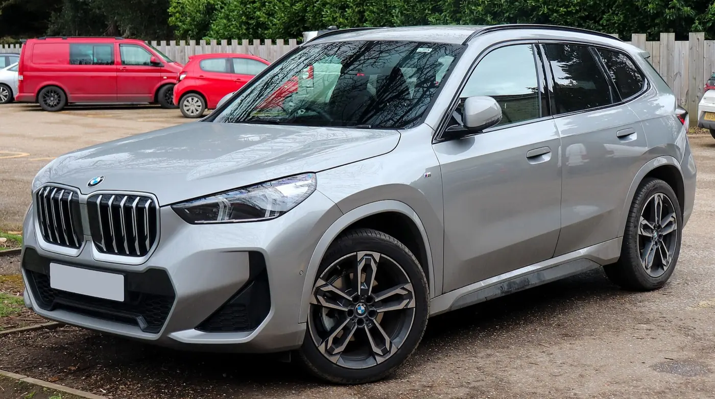 BMW X1 2027, vista 3/4 frontal, foto 1