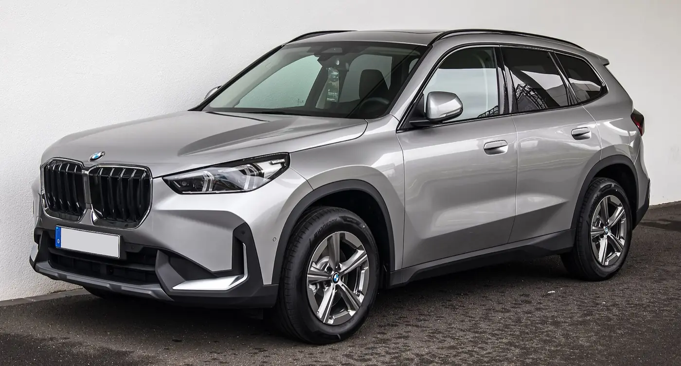 BMW X1 2027, vista 3/4 frontal, foto 2