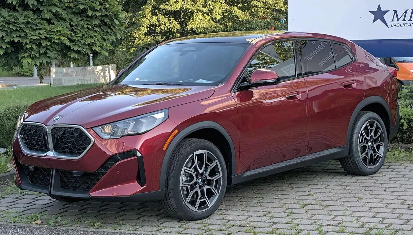 BMW X2 2027, vista 3/4 frontal