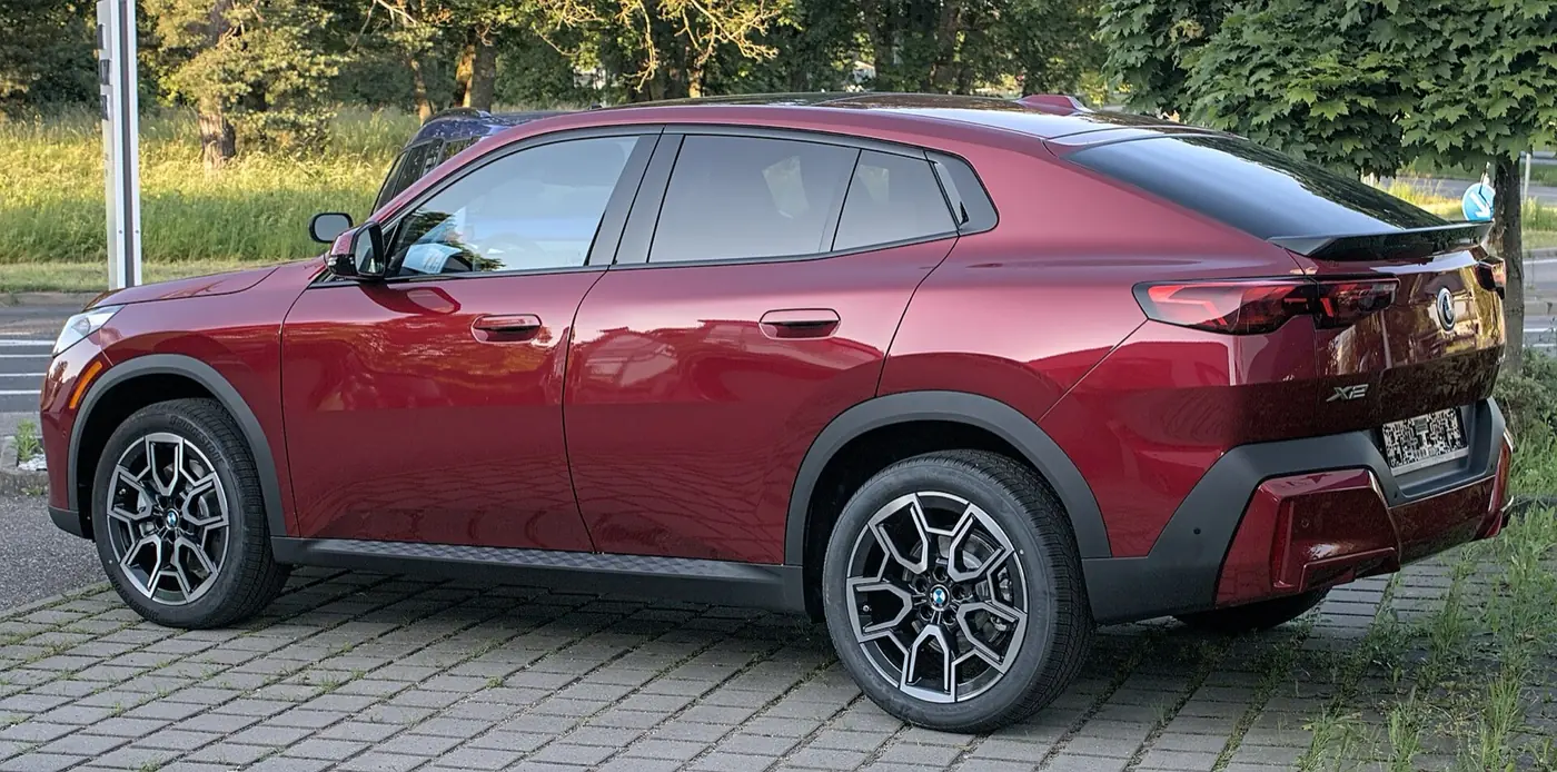 BMW X2 2027, vista 3/4 trasera
