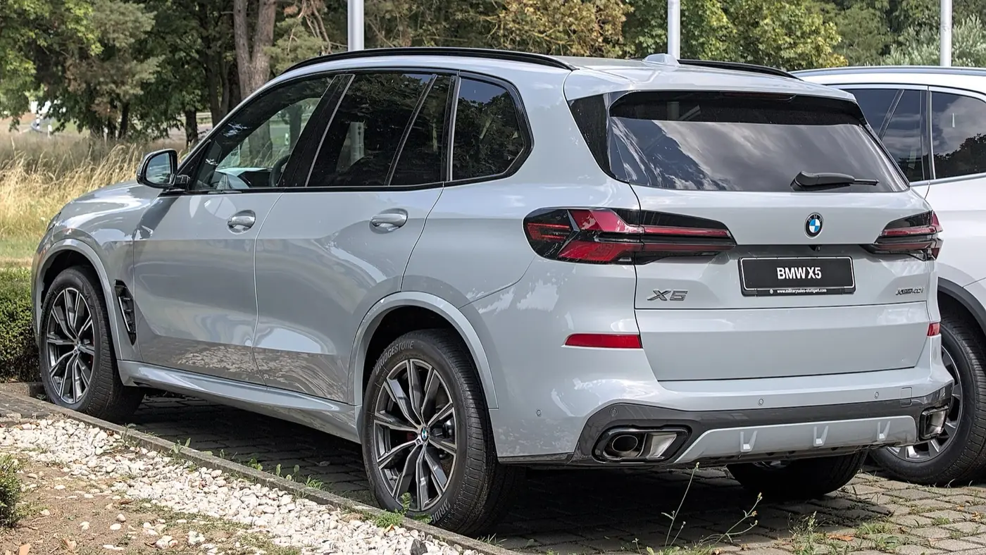 BMW X5 2027, vista 3/4 trasera