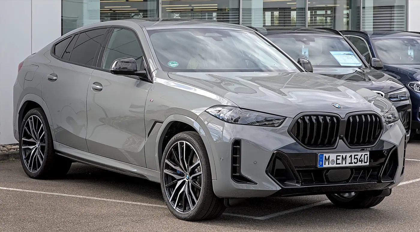 BMW X6 2027, vista 3/4 frontal