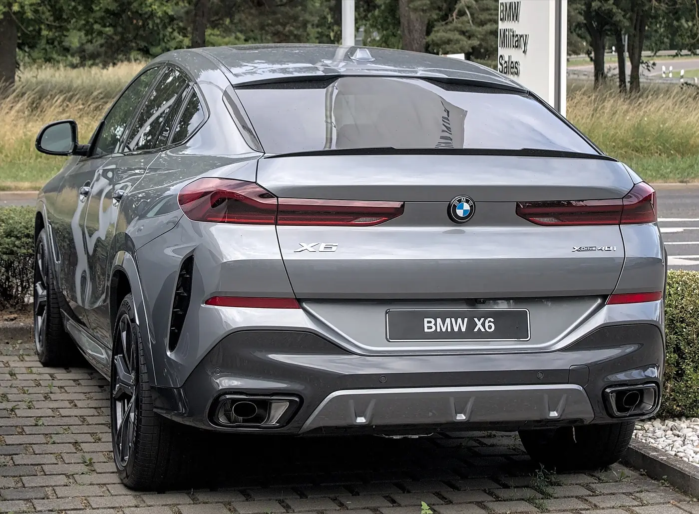 BMW X6 2027, vista 3/4 trasera