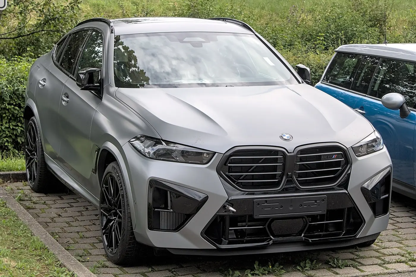 BMW X6 M 2027, vista 3/4 frontal