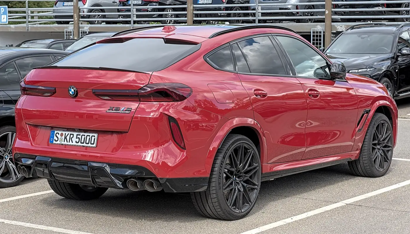 BMW X6 M 2027, vista 3/4 trasera