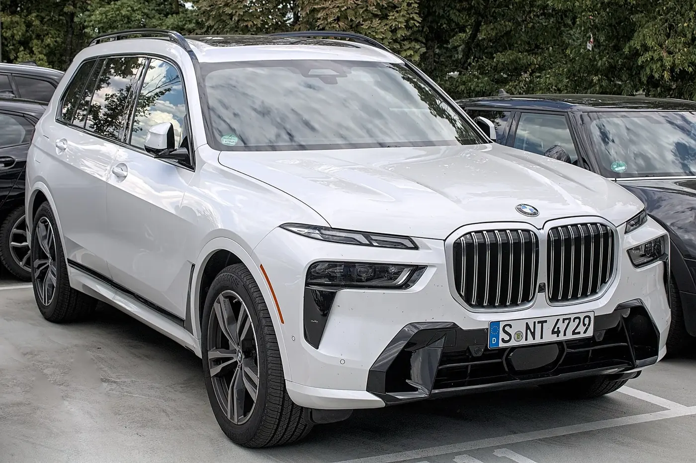 BMW X7 2027, vista 3/4 frontal, foto 1