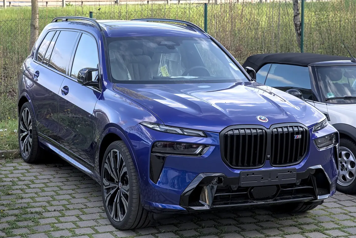 BMW X7 2027, vista 3/4 frontal, foto 2