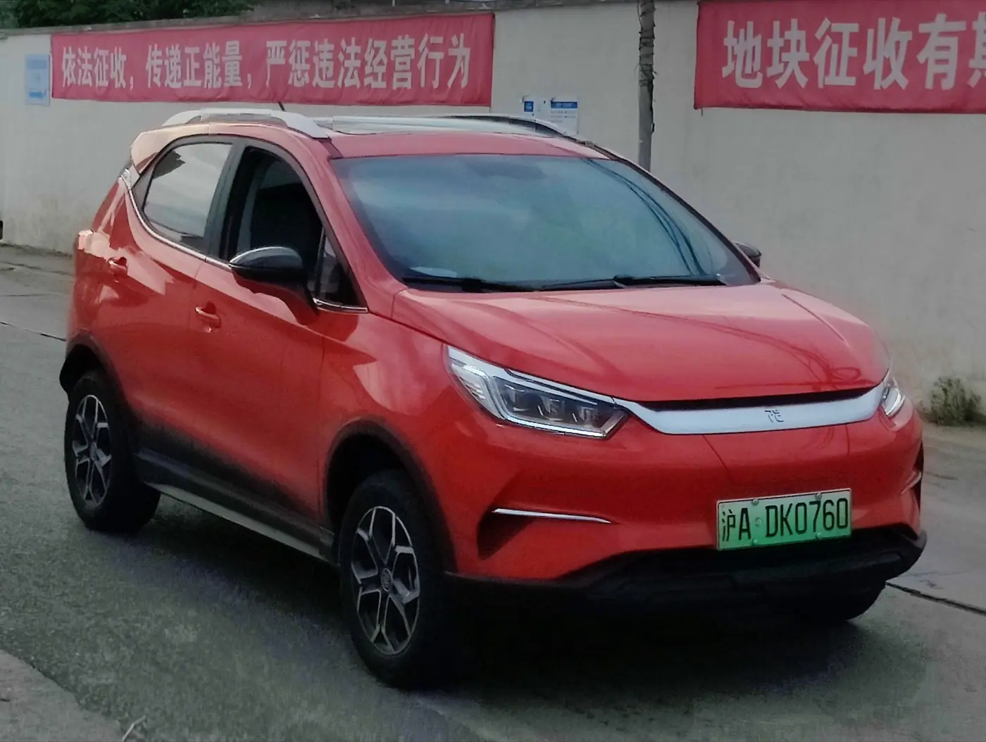 BYD Yuan Pro 2026, vista 3/4 frontal, foto 2