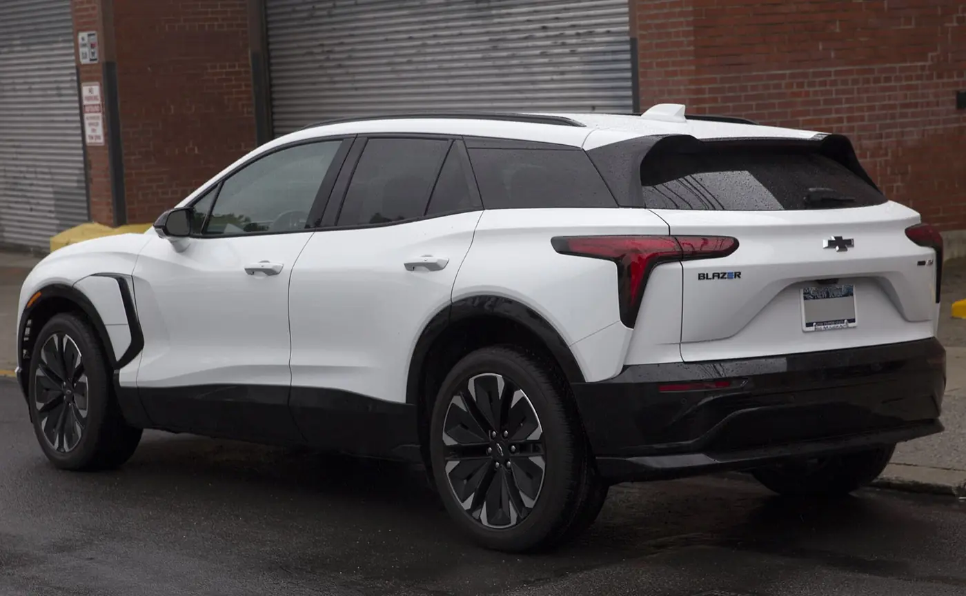 Chevrolet Blazer EV 2026, vista 3/4 trasera