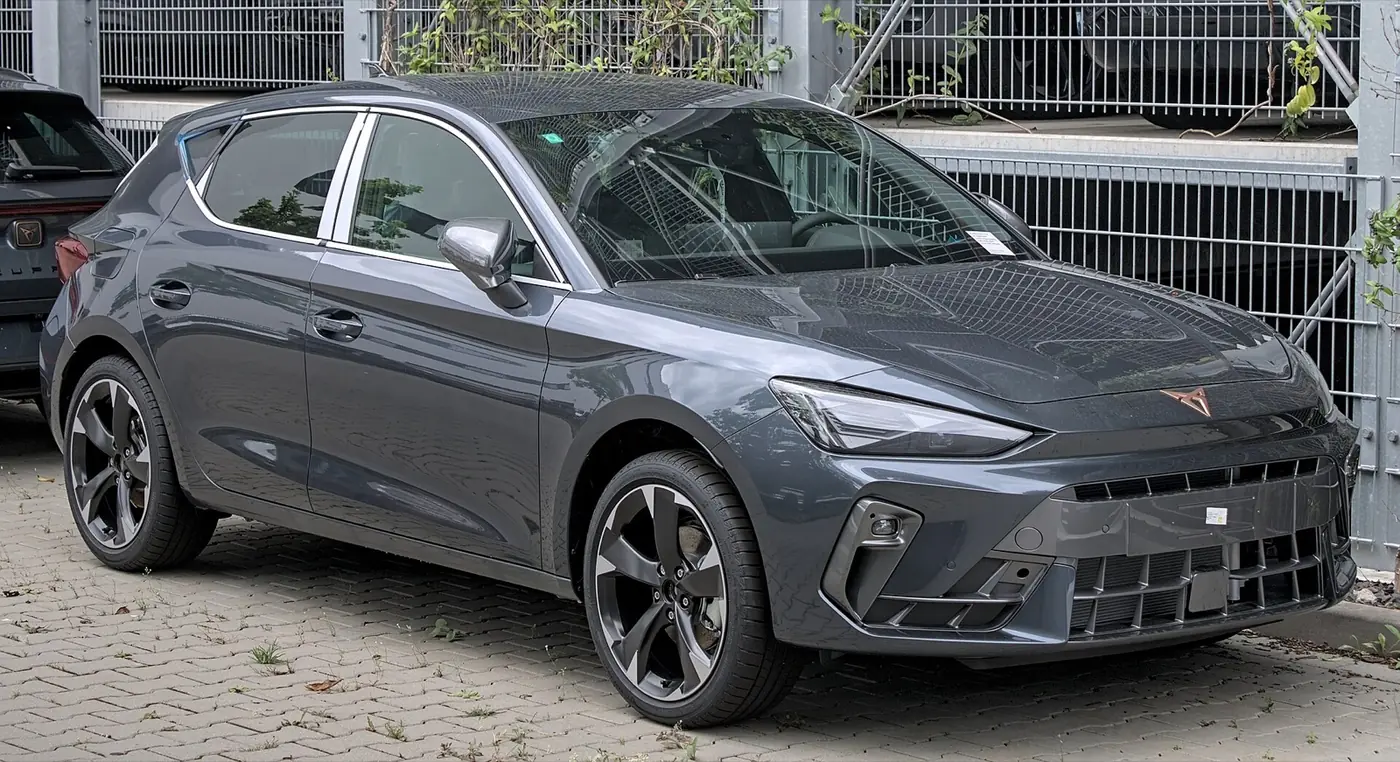 CUPRA León 2026, vista 3/4 frontal, foto 1