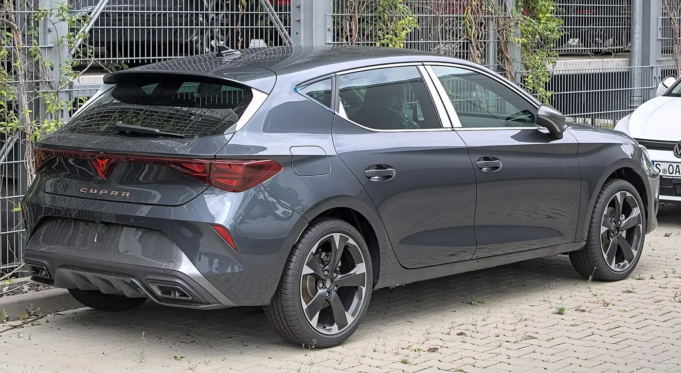 CUPRA León 2026, vista 3/4 trasera