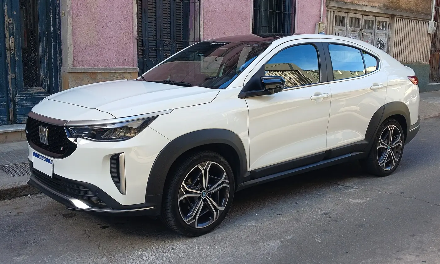 Fiat Fastback 2026, vista 3/4 frontal, foto 2