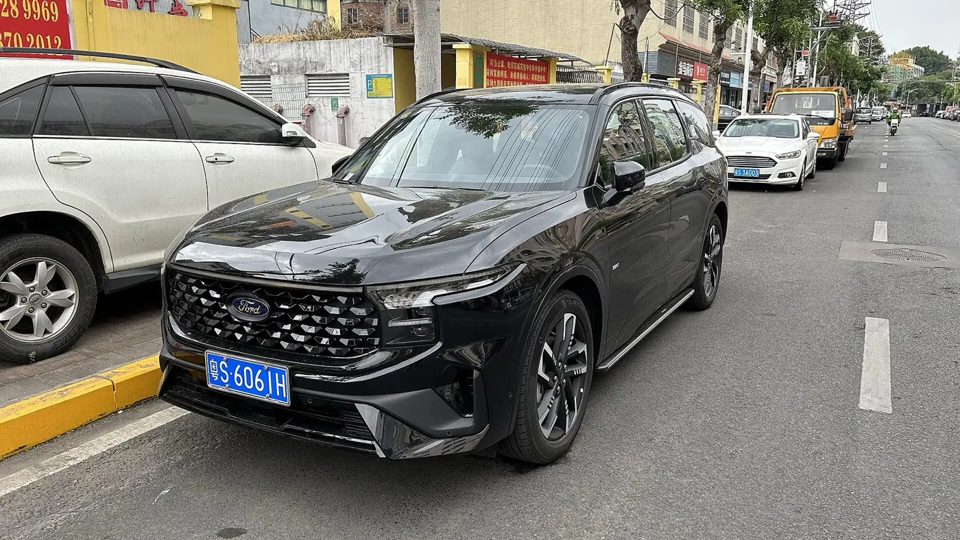 Ford Edge Híbrida 2026, vista 3/4 frontal, foto 1