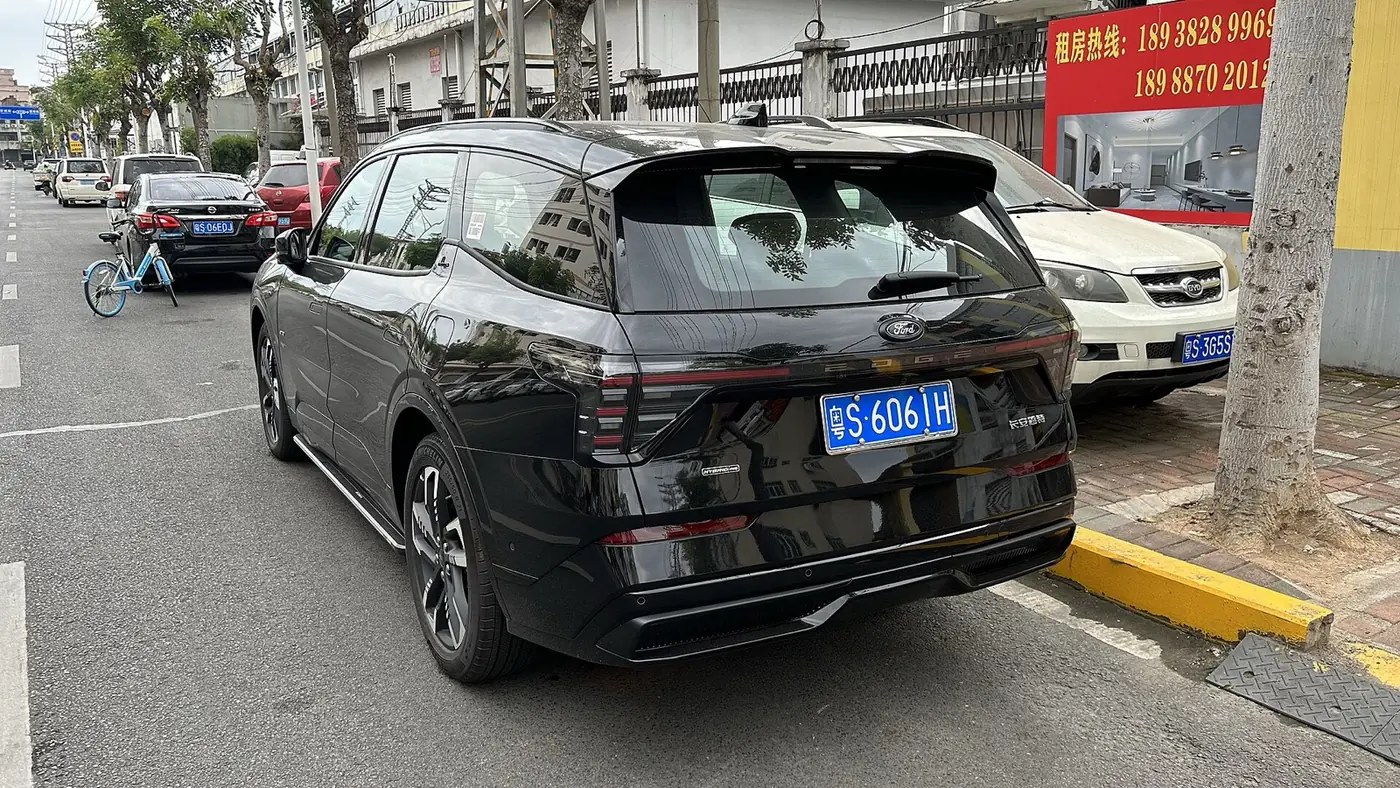 Ford Edge Híbrida 2026, vista 3/4 trasera