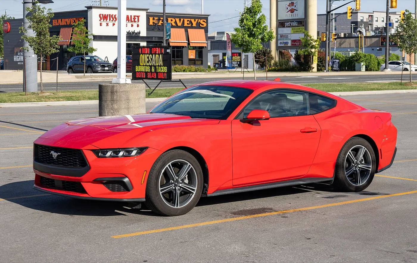 Ford Mustang 2026, vista 3/4 frontal, foto 2