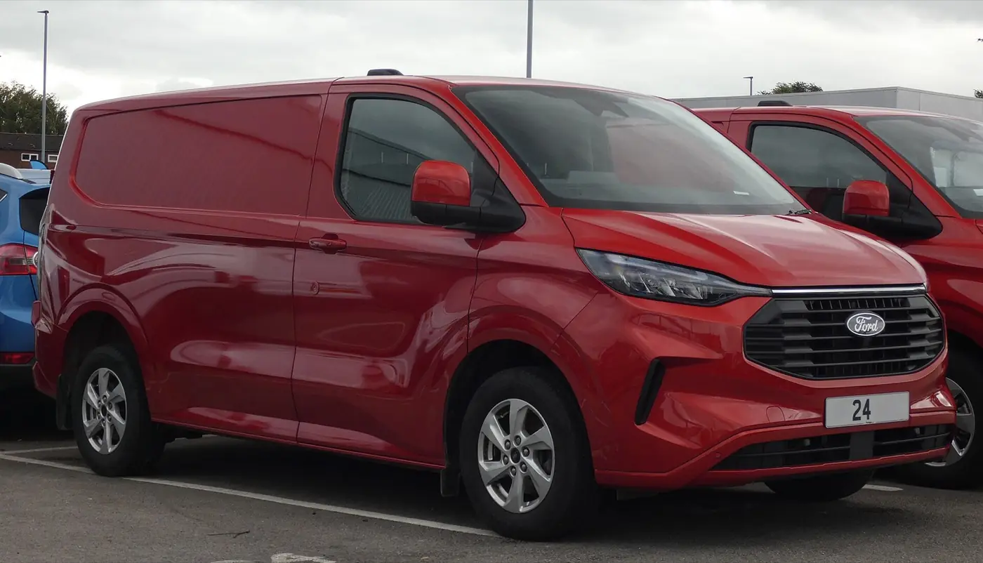 Ford Transit Custom 2026, vista 3/4 frontal, foto 2