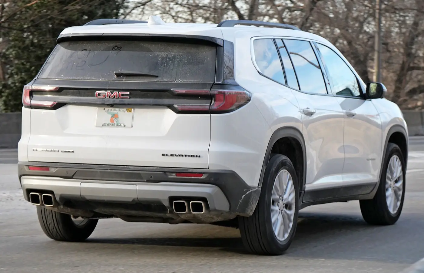 GMC Acadia 2027, vista 3/4 trasera