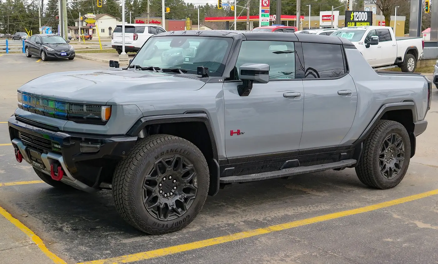 GMC Hummer EV Pickup 2025, vista 3/4 frontal, foto 2