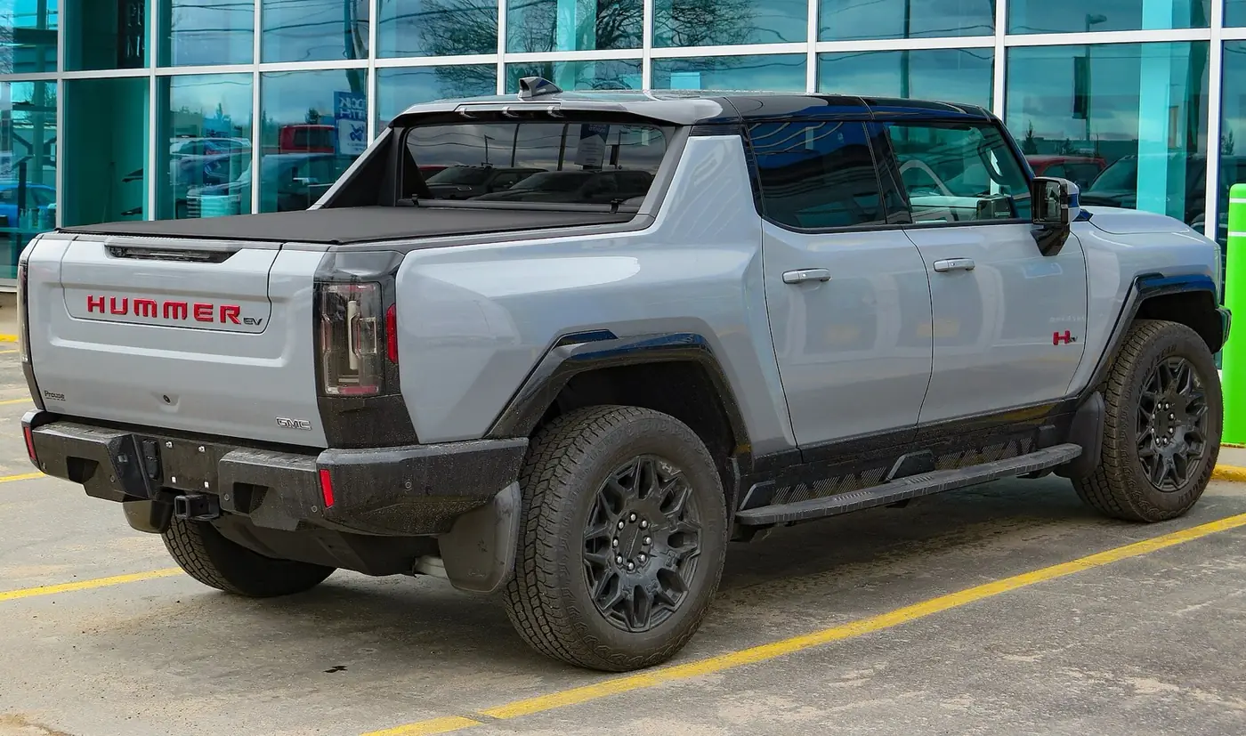 GMC Hummer EV Pickup 2025, vista 3/4 trasera
