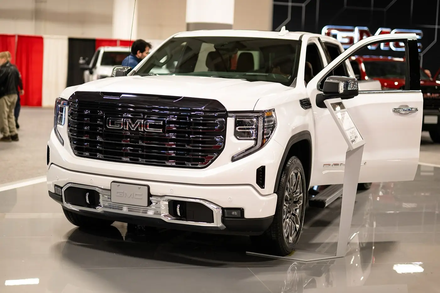 GMC Sierra 2026, vista 3/4 frontal, foto 2