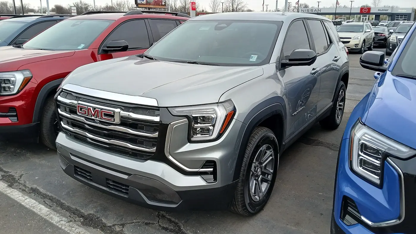 GMC Terrain 2027, vista 3/4 frontal, foto 2