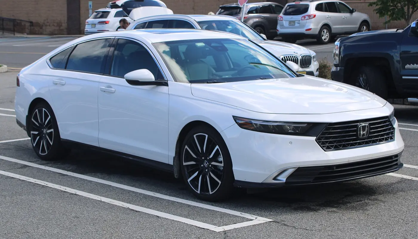 Honda Accord 2026, vista 3/4 frontal, foto 1