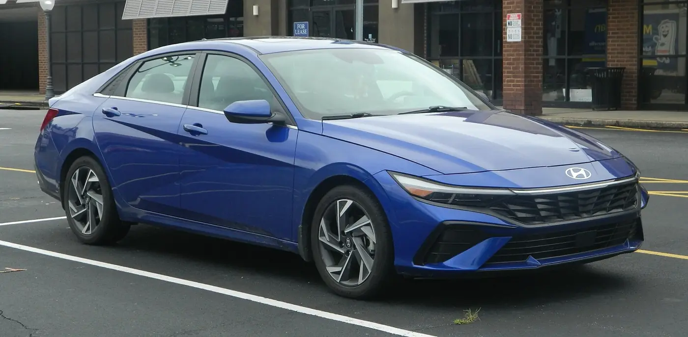 Hyundai Elantra Híbrido 2026, vista 3/4 frontal, foto 1