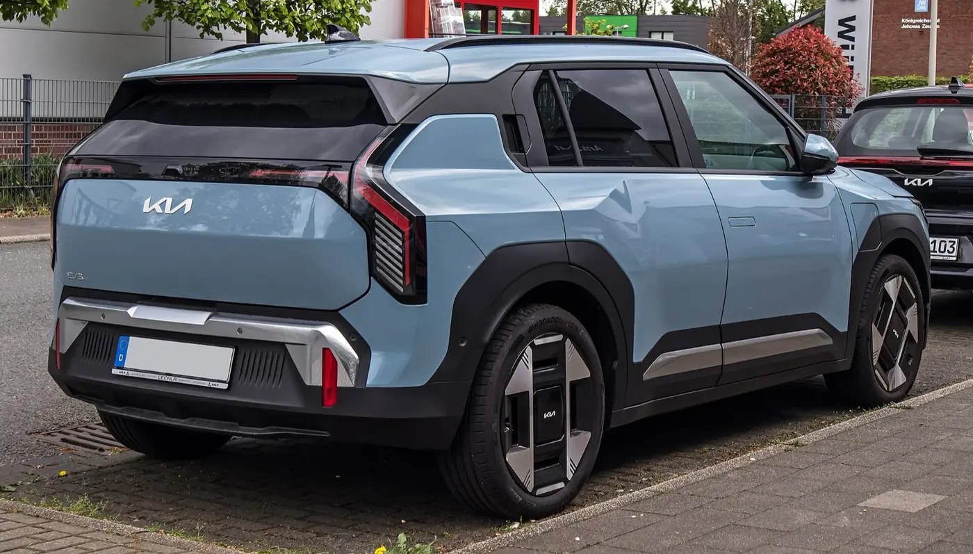 Kia EV3 2027, vista 3/4 trasera