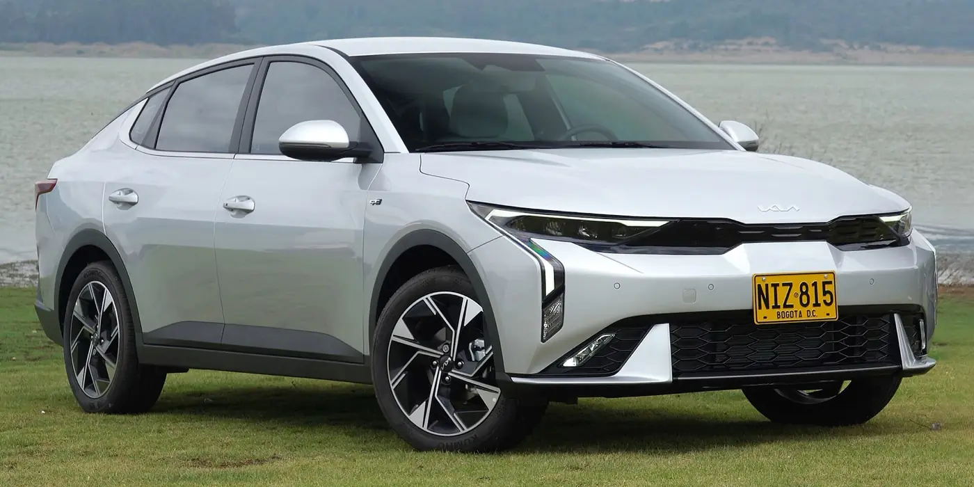 Kia K3 Sedán 2027, vista 3/4 frontal