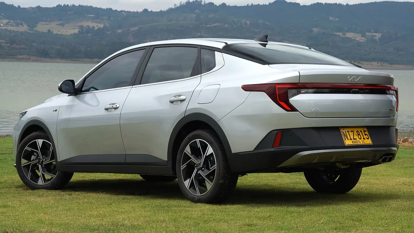 Kia K3 Sedán 2027, vista 3/4 trasera