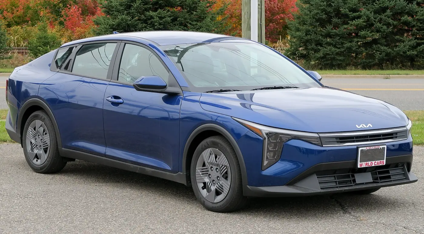 Kia K4 Sedán 2027, vista 3/4 frontal