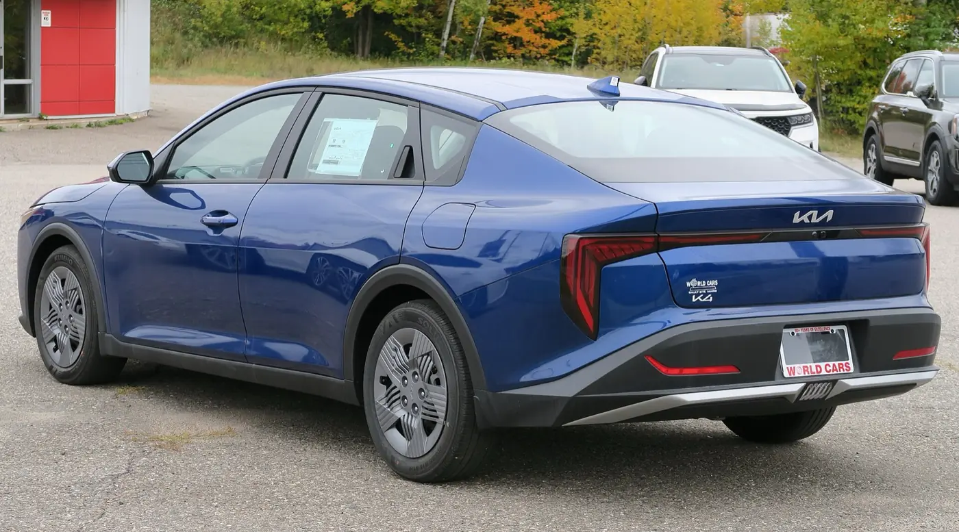 Kia K4 Sedán 2027, vista 3/4 trasera