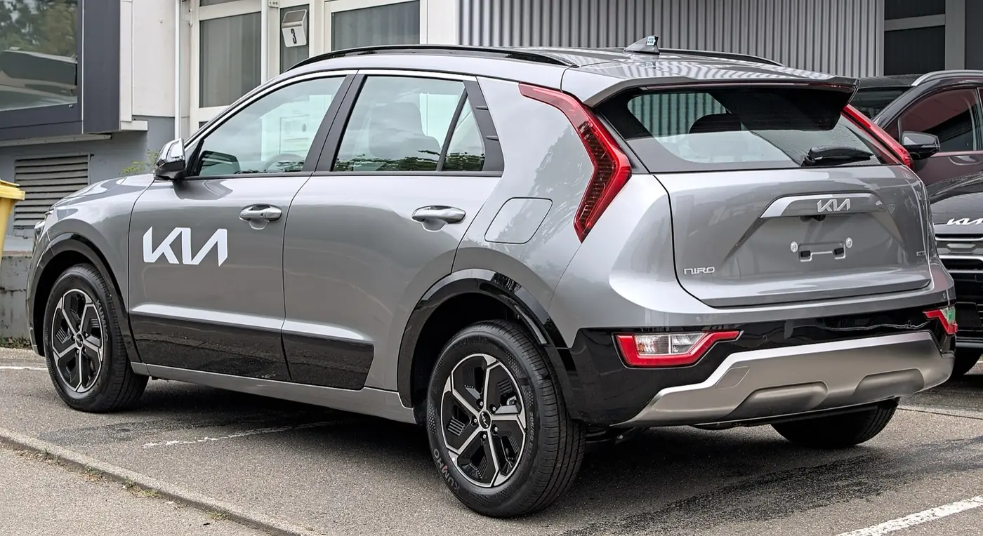 Kia Niro Híbrida 2026, vista 3/4 trasera