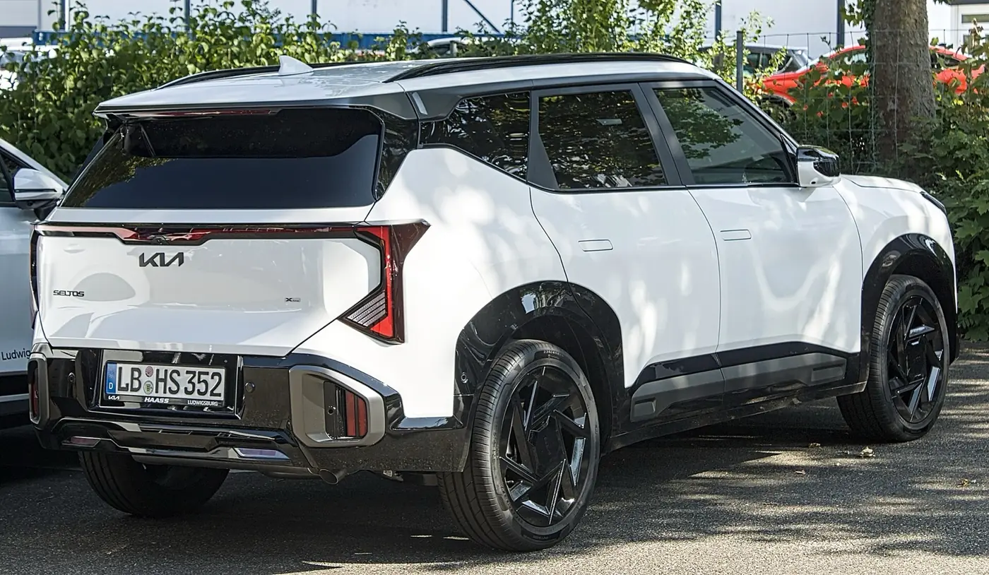 Kia Seltos 2027, vista 3/4 trasera